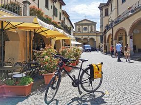 Italiänischer Platz mit Fahrrad