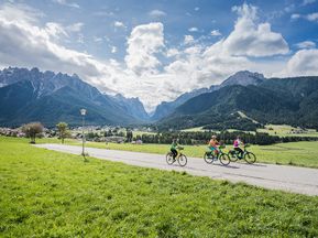 Radfahrer in schöner Landschaft