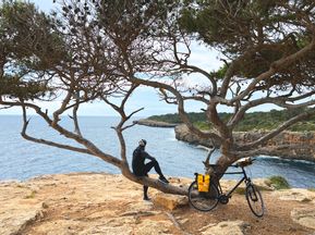 Cycling break by the sea