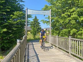Radler fährt über Brücke in Klagenfurt