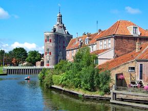Holländische Häuser direkt am Flussufer