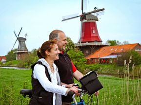 Radpause bei den Windmühlen in Ostfriesland