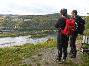 Wanderer mit Blick auf Rhein