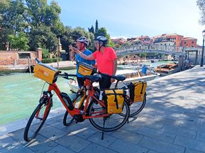 Cyclist couple in Venice