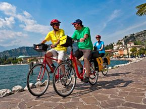 Radfahrer am Ufer des Gardasees