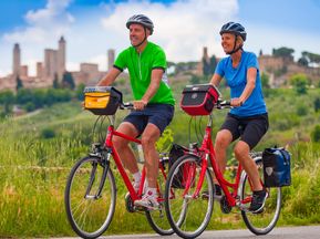 Eurobike Radfahrer vor der Kulisse von San Gimignano