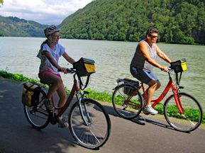 Radfahrer entlang der Donau