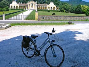 Fahrrad vor kleinem Schloss