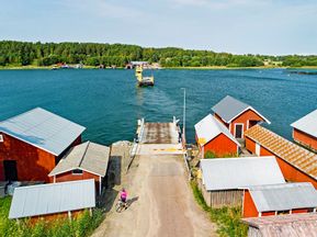 Typisch finnische Häuser am Fährhafen