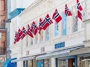 Norwegische Fahnen in der Innenstadt von Stavanger