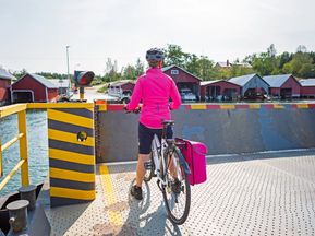 Radfahrerin auf einer Fähre in Finnland