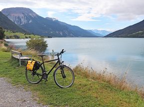Fahrrad am Ufer des Reschensee's