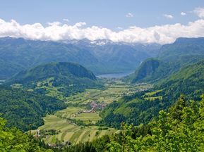 Ausblick auf Julische Alpen mit Bergpanorama