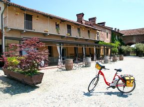 Fahrrad vor typisch toskanischem Gebäude in Saluzzo