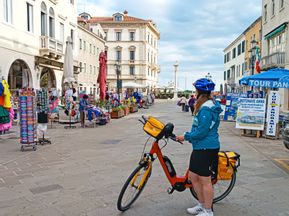 Radlerin auf Hauptplatz von Chioggia