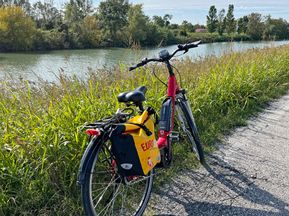 Grüne Wiese und Eurobike-Fahrrad am Damm Bacchiglione