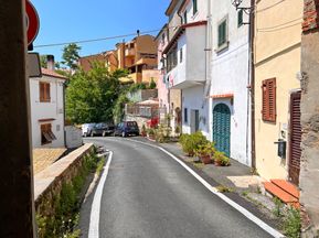 Schmale Straße mit mediterranen Wohnhäusern