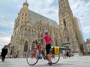 Radfahrerin am Stephansdom in Wien