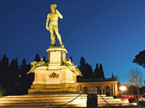 Statue des Davide bei Nacht
