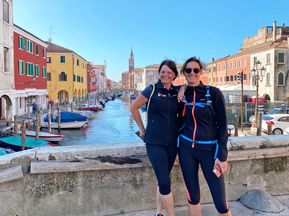 Zwei Freundinnen vor einem Kanal in Chiaggio