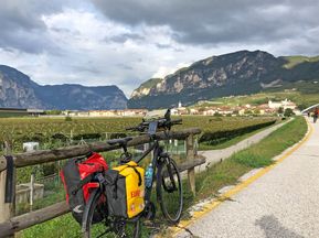 Rast mit Ausblick auf die Südtiroler Landschaft