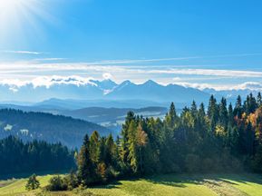 Panoramablick auf die schneebedeckten Berge der Hohen Tatra