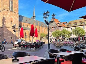 Perspektive auf den malerischen Stadtplatz von Neustadt aus einem Café heraus