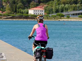 Radfahrerin am Küstenradweg entlang des Meeres