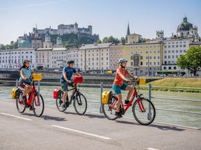 Radfahrer am Giselakai in Salzburg