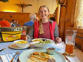 Frau beim Mittagessen in einem regionalen Gasthaus in Speyer
