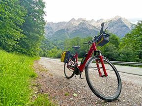 Fahrrad mit Tennengebirge im Hintergrund