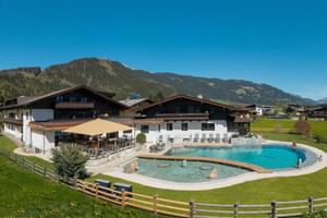 Außenansicht mit Pool