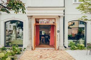 Hoteleingang Hotel zum Hirschen Salzburg