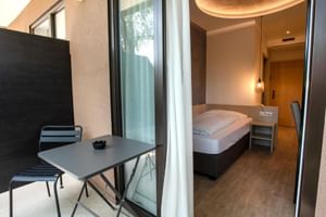 Balkonbereich mit Blick ins Doppelzimmer