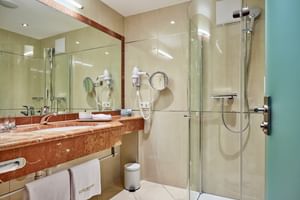 Badezimmer mit Dusche