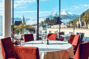 Restaurant mit Bergblick