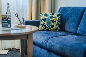 Sofa im Hotelzimmer