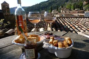 Essen über den Dächern in der Provence