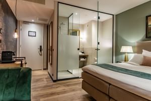 Badezimmer mit Glaswand