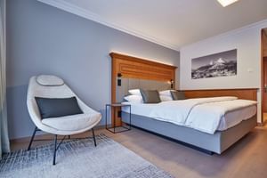 Modern eingerichtetes Doppelzimmer