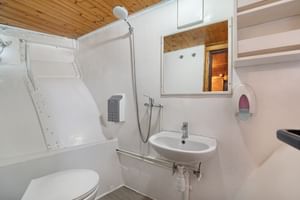 MS Linda bathroom