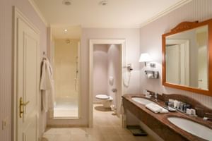 Hotel La Barcarolle Badezimmer