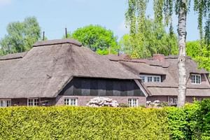 Außenansicht auf Reetdach