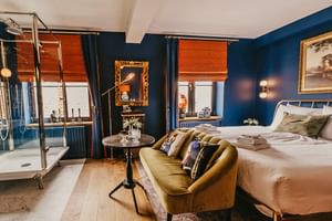 Doppelzimmer mit offenem Badezimmer