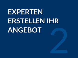 Blaue Grafik mit weißem Text 'Experten erstellen Ihr Angebot' und großer Zahl 2, die Schritt zwei im maßgeschneiderten Reiseplanungsprozess darstellt.