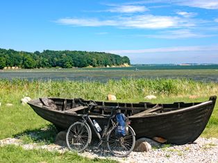 Fahrrad vor Boot an der Ostseeküste