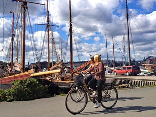 Radfahrer am Hafen