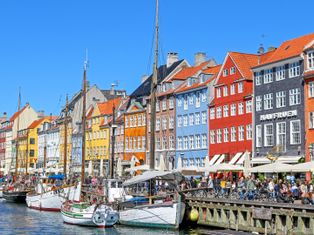 Der Nyhavn mit seinen bunten historischen Häusern in Kopenhagen