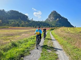 Cyclists on a gravel path with Hochosterwitz Castle in the background