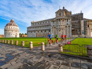 Radfahrer vor dem Dom von Pisa